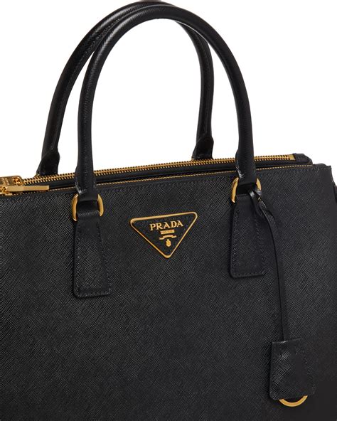 prada tasche schwarz mit blume|Große Prada Galleria Tasche aus Leder mit Blumenapplikationen.